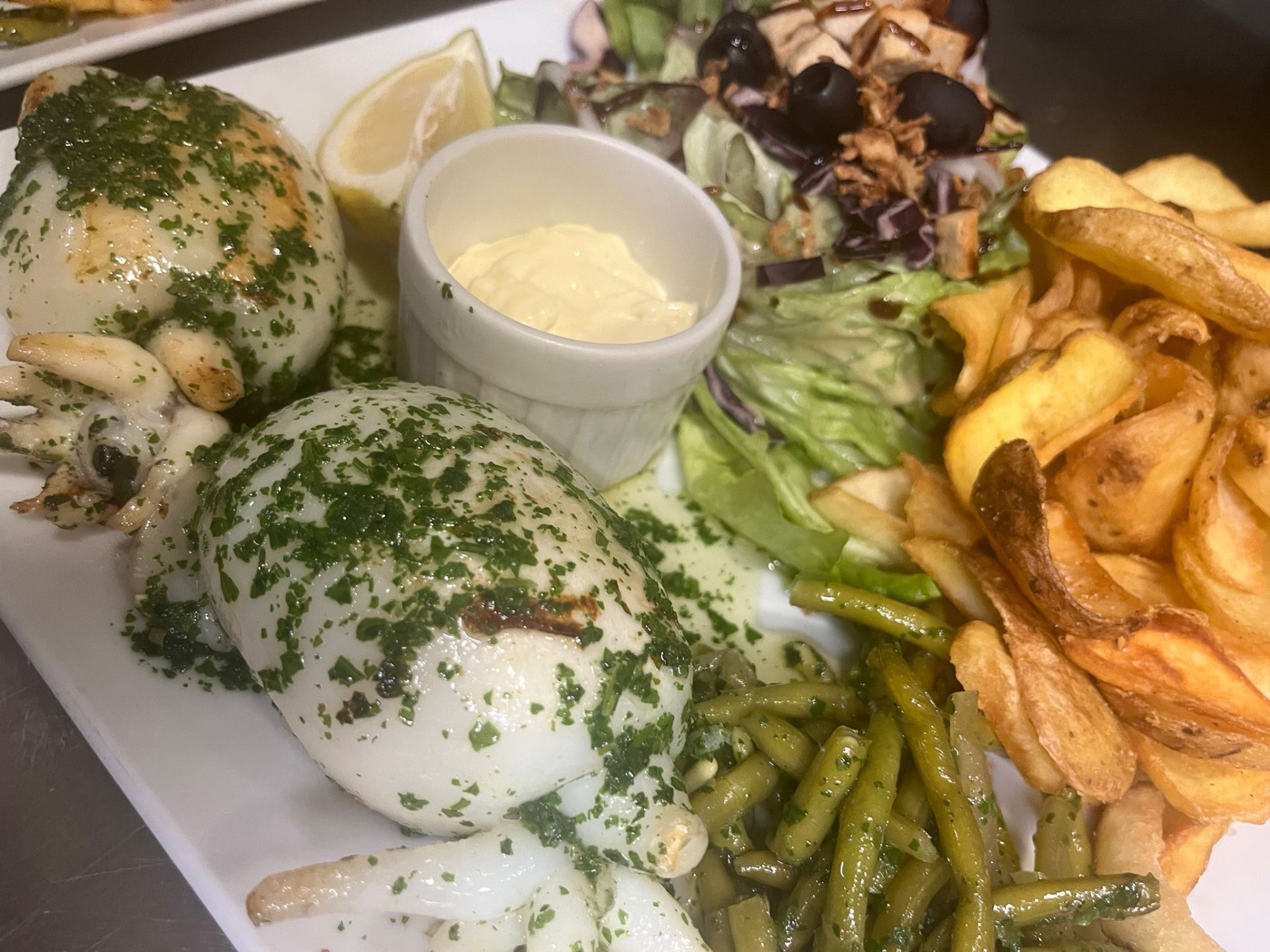 Calamars persillés, frites maison et haricots verts