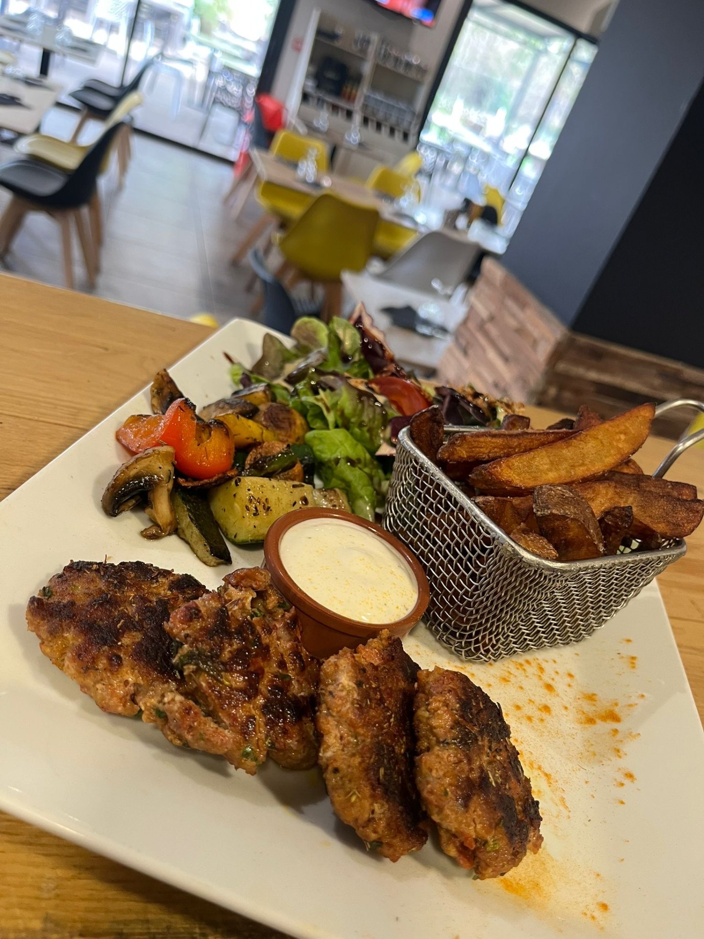 Assiette de keftas grillés, frites maison et légumes de saison