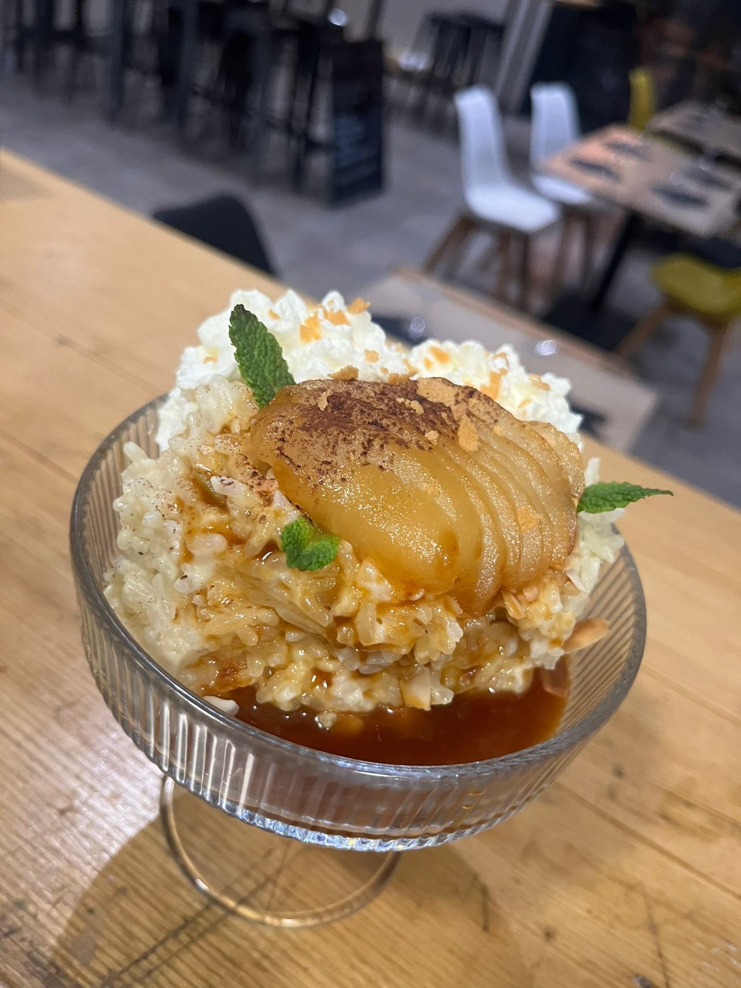 Riz au lait, poire pochée et caramel